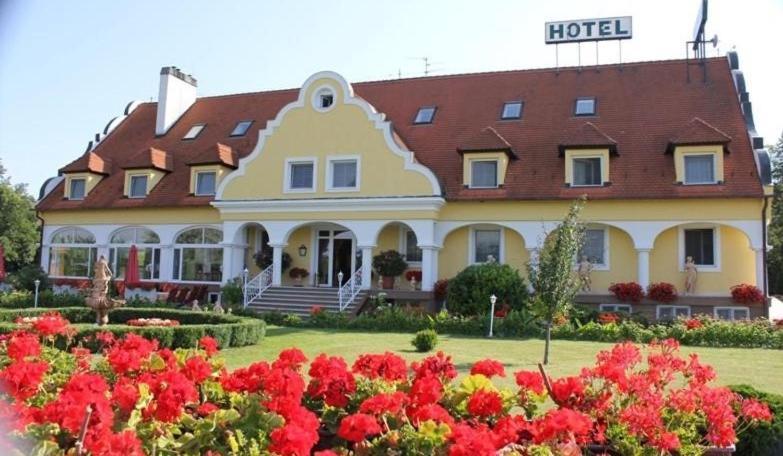 Barokk Hotel Hegyeshalom Zewnętrze zdjęcie