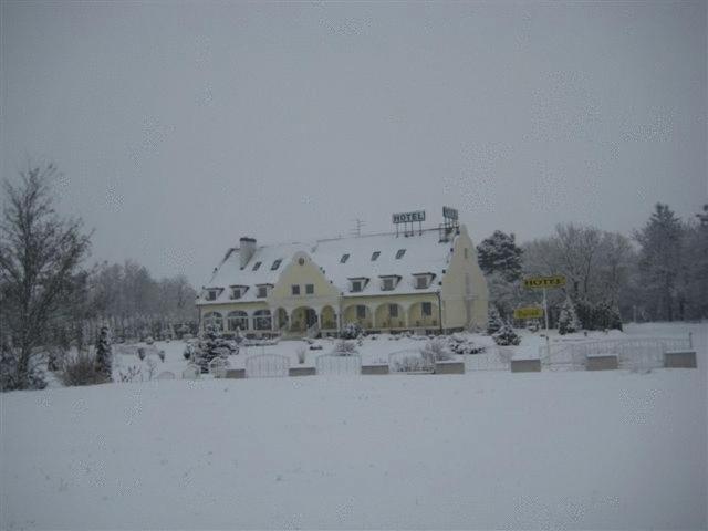 Barokk Hotel Hegyeshalom Zewnętrze zdjęcie